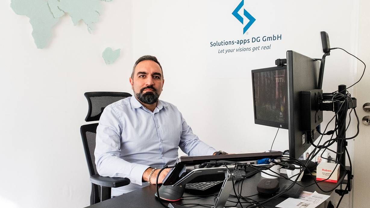 Hamed Rahimi Darehchi im Büro der Solutions-apps DG GmbH